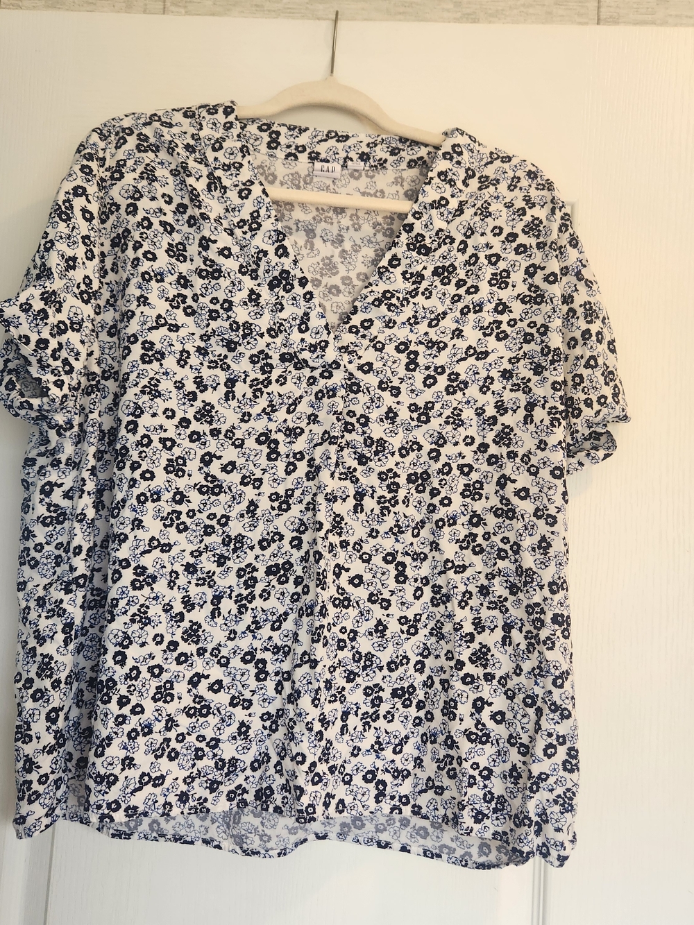 GAP White Short-Sleeve Blouse with Navy Floral Pattern